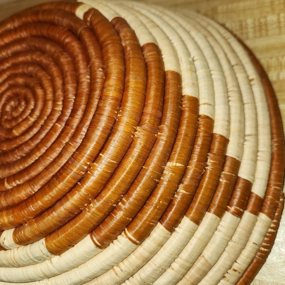 Vintage HandWoven 12” Decorative Bowl Basket Maua Design - Picture 8 of 10